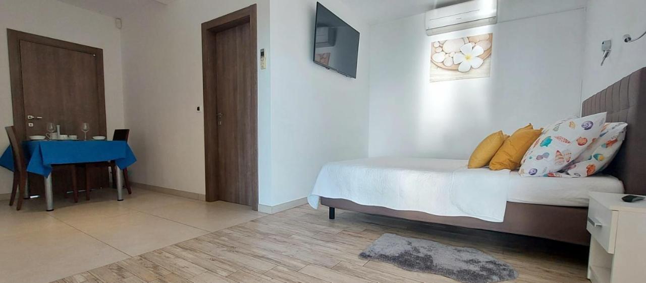 Room Lina Lovran Luaran gambar